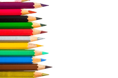 Sanat, tasarım ve yaratıcılık temaları için mükemmel beyaz bir arkaplanda düzenlenmiş renkli kalemler..