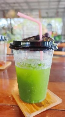 yeşil çay bir ahşap tablo