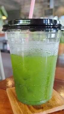 yeşil çay limonlu ve nane şekerli cam bardakta
