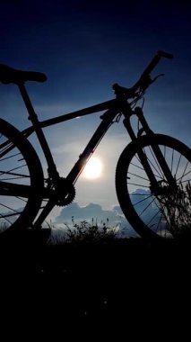 Günbatımında bisiklet