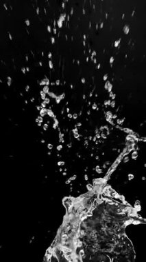 Siyah zemin üzerinde cam damlalar