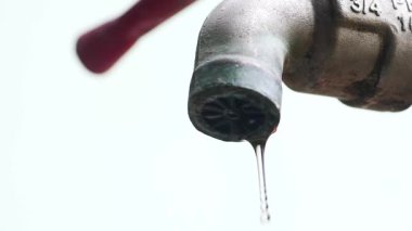 Su borusuna damlıyor.