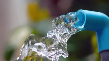 Mavi suyu yıkayan kişinin dikey görüntüsü.