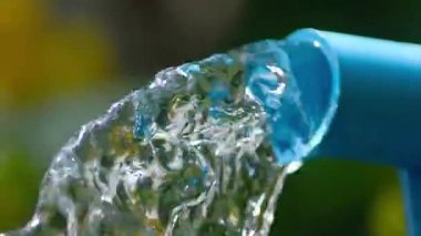 Şişeden su dökülüyor.