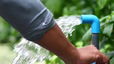 Bahçeyi sulayan adam.