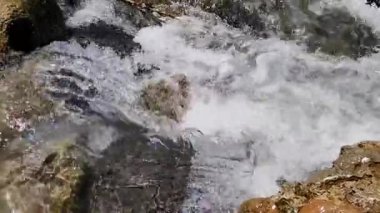 Dağlarda güzel bir şelale