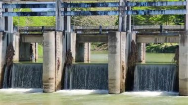 nehirden su akıyor.