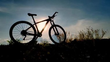 Çimlerin üzerinde bisiklet silueti