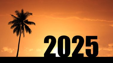 Bir palmiye ağacı silueti ve 2025 rakamları parlak turuncu bir günbatımına karşı dizilmiş, geleceği ve ilhamı simgeliyor..