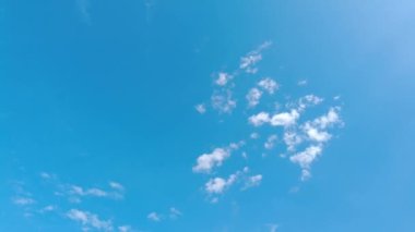 Mavi gökyüzü ve bulutlar arka plan