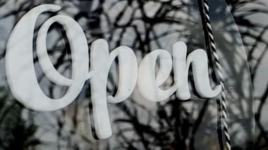 Kafenin kapısındaki yazıt..