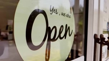 Dükkânın kapısındaki tabelayı kapat.