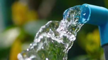 Suyu suyla sulayan bir elin yakın çekimi.