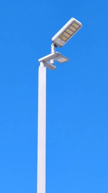 Ağız sulandıran Tayland deniz mahsulü erişte çorbası taze sebzeler ve aromatik otlar, beyaz bir kasede servis edilir.