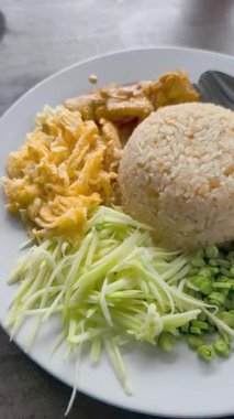 bir tabakta tavuk pilav