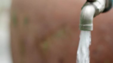 Musluğa su damlası