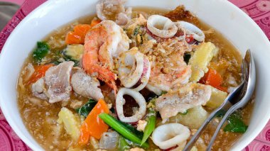 * * Tay Rad Na 'nın canlı bir kâsesi içinde karides, kalamar, domuz eti ve taze sebzeler var.