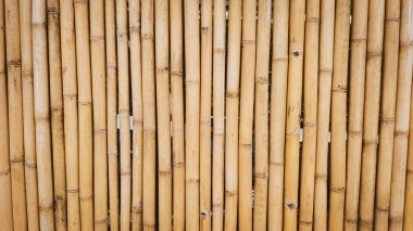 Bambu çitlerin yakın çekimleri dikey saplar sergiliyor. Çevre dostu ve kırsal tasarım temaları için ideal..