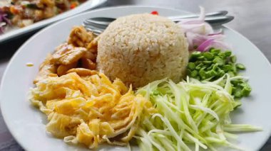 pilav, tavuk, kızarmış pilav, tavuk, tavuk, tavuk, pilav, kızarmış tavuk, kızarmış tavuk, yumurta, tavuk