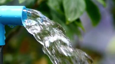 mavi arkaplanlı su çeşmesi