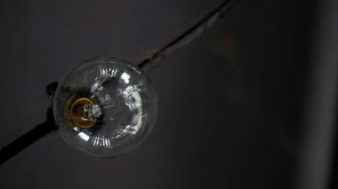 Siyah arkaplanda ampul