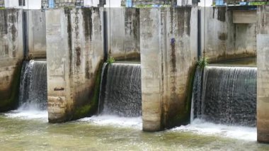 Su parktaki barajdan akıyor..