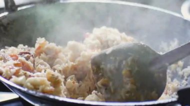 Tavuk ve sebzeli kızarmış pilav.