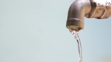 Su arka planında su damlası var, kapatın.