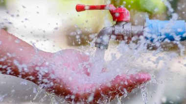 Musluktan su yakalama, açık havada sergilenen taze, temiz su..