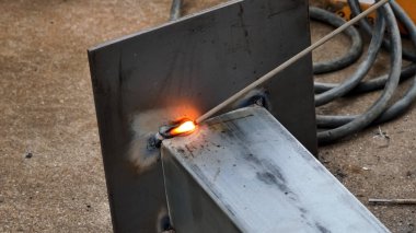 Metal üzerinde parlak kıvılcımlar olan kaynakların detaylı görüntüsü endüstriyel işçilik ve hassasiyet sergiliyor..