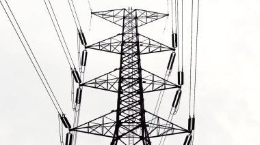 Gökyüzüne doğru yükselen yüksek voltajlı iletim kulesi endüstriyel mühendislik ve güç altyapısını vurguluyor..