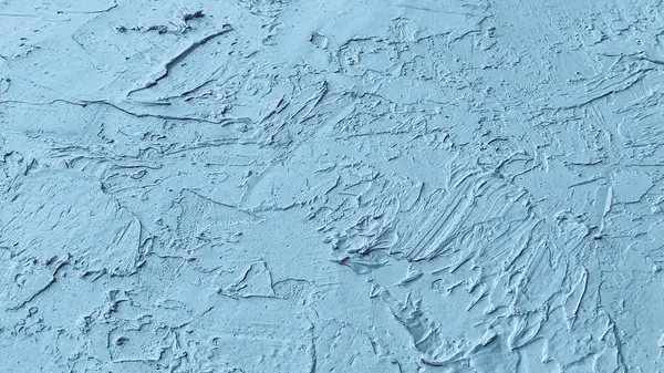 Sanatsal fırça darbeleriyle dokulu mavi bir yüzeye yakın plan ve yaratıcı tasarım projeleri için ideal.