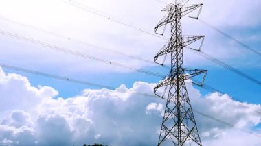 Yüksek Voltaj Kulesi ve Mavi Gökyüzü Arkaplanı.