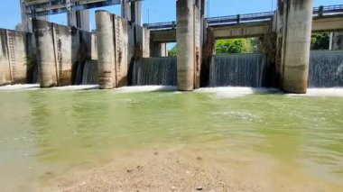 Suyu akan su barajı