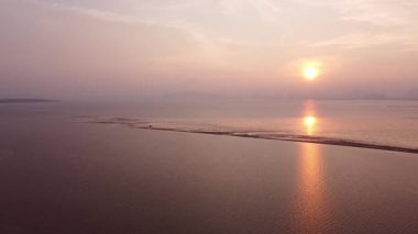 Denizin üzerinde güzel bir gün batımı