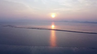 Denizin üzerinde güzel bir gün batımı