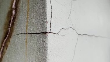 Çatlak duvarlı