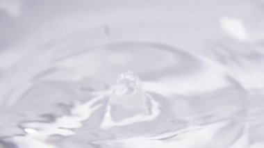 Beyaz arkaplanda bir damla su