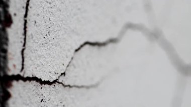 Duvardaki çatlak.