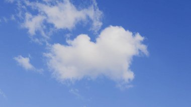 Beyaz bulutlu mavi gökyüzü, arka plan