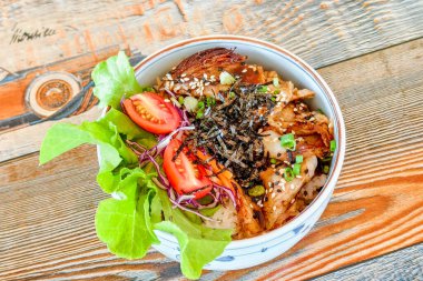 Tavuk ve sebzeli kızarmış pilav.