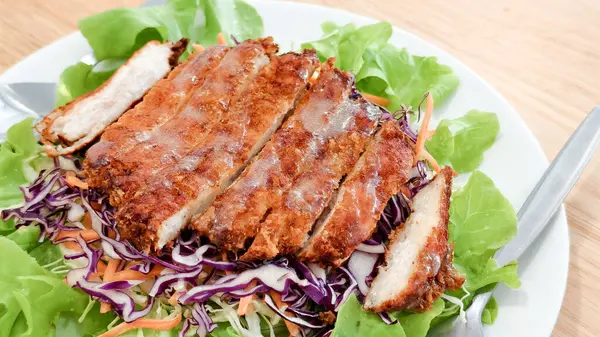 Izgara domuz eti salatası.