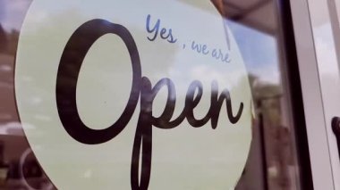 Açık kapılı açık tabelamız var..