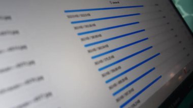 Siyah arkaplan üzerindeki mavi veri analizi, stok resmi