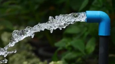 mavi arkaplan ile su musluğu