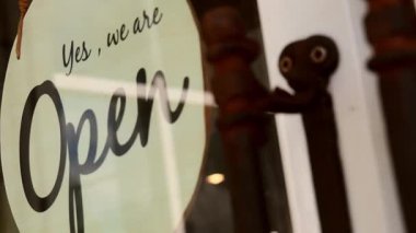 Cam penceredeki sözcüğe açık işareti