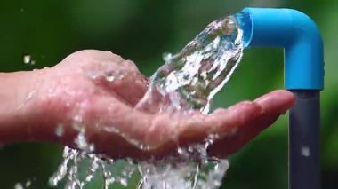 Mavi suyla ellerini yıkayan adam.