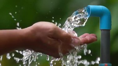 Bahçede su pompası