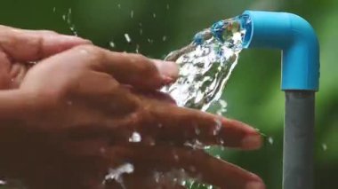 Bahçeyi sulayan adam.