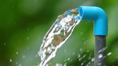 Su eline sıçrıyor.